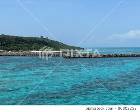 宮古島美麗的藍色大海和天空 80802252
