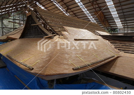 Re-roofing repair of moss on the roof of the temple mausoleum 80802430