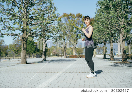 Women training at the park 80802457