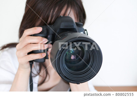 一個女人拍一張照片 80802555