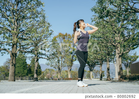 A woman who wipes sweat while exercising 80802692