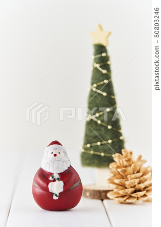 聖誕老人和聖誕樹 80803246