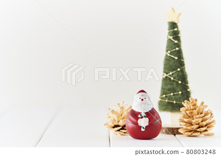 Santa Claus and Christmas Tree 80803248