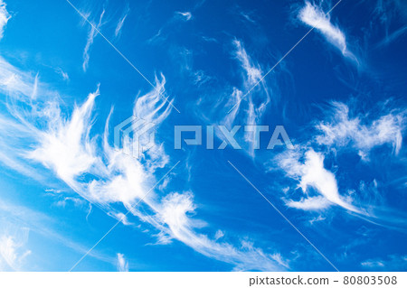Blue sky with streak clouds 80803508
