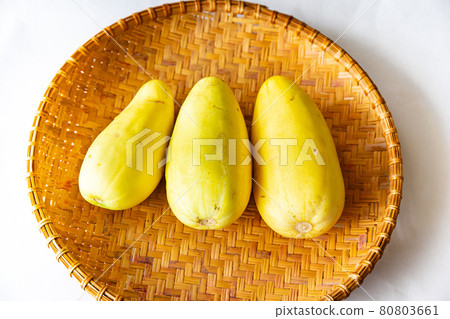 在菜園收穫的濾器上新鮮採摘的香蕉瓜 80803661