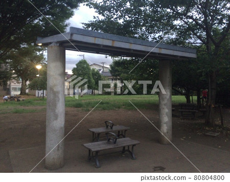 公園的長椅上 公園的長椅上 80804800