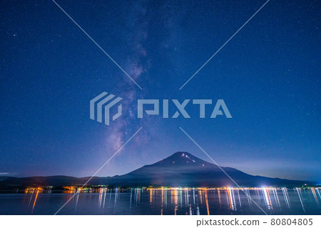 （山梨縣）富士山的人文特徵與銀河湖面的倒影 80804805