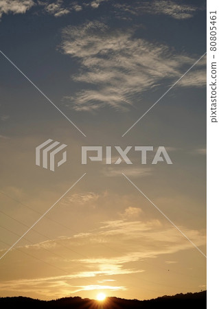 染上早晨陽光的天空 染上早晨陽光的天空 80805461