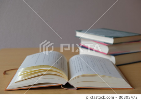 雙頁展開書和裝在桌子上的書的實物照片 80805472