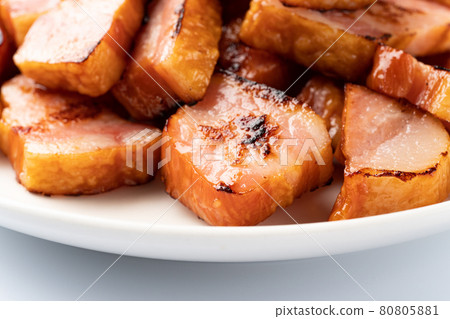 Baked thick-sliced bacon 80805881