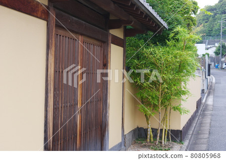Japanese wooden gate 80805968