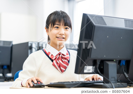 在電腦教室學習的初中生拍攝合作：中央工業大學附屬日本語學校 80807604