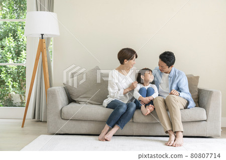 Family of 3 parents and a girl in the lower grades of elementary school Family of 3 parents and a girl in the lower grades of elementary school 80807714