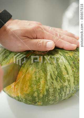 To cut pumpkin 80807818