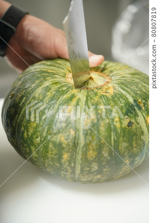 To cut pumpkin To cut pumpkin 80807819