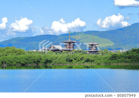 夏季以若草山為背景的藥師寺寶塔 80807949