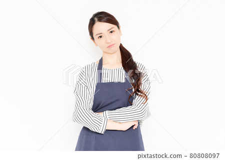 A woman in a troubled apron 80808097