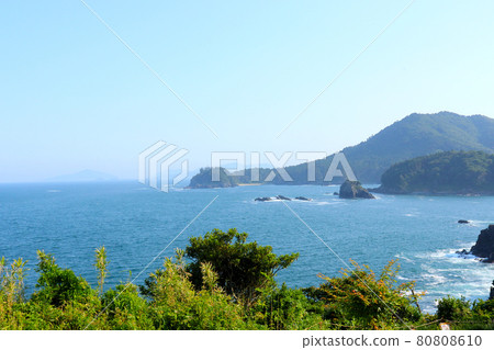 從宮城縣石卷市小月町大須燈塔（Osuzaki Lighthouse）眺望大海 80808610
