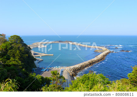 Heart-shaped Osu fishing port seen from Osuzaki Lighthouse (Osuzaki Lighthouse) Lighthouse in love Osu, Ogatsu-cho, Ishinomaki City, Miyagi Prefecture 80808611