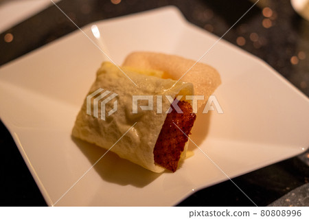 Luxury Chinese bite-sized Peking duck lined up on a plate 80808996