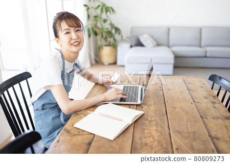 做互聯網購物的主婦 做互聯網購物的主婦 80809273