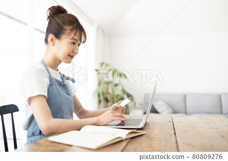 做互聯網購物的主婦 80809276