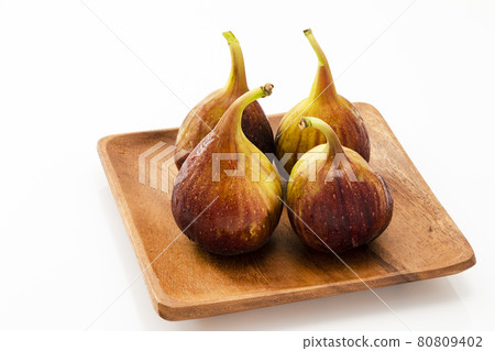 在白色背景上的無花果 80809402