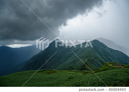 接近雷雲的谷川山脈 80809493