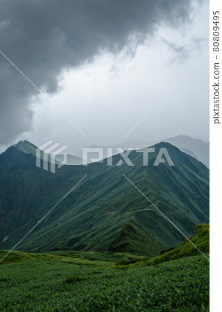 接近雷雲的谷川山脈 80809495