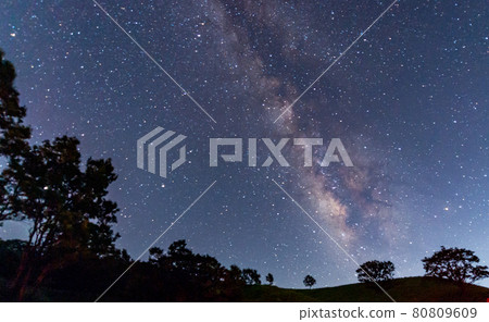 夏季銀河的星空景色 80809609