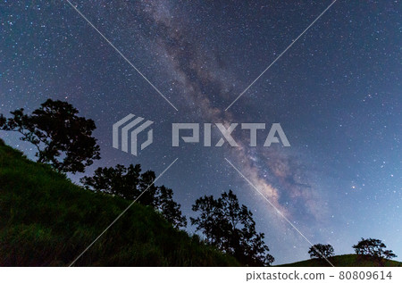 夏季銀河的星空景色 80809614