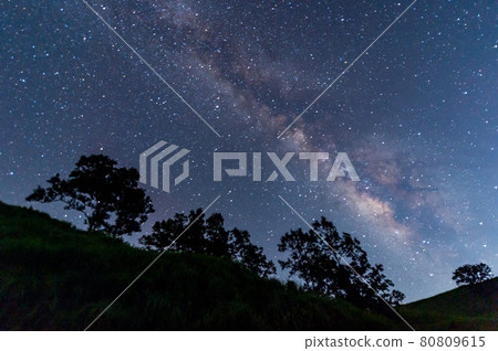 夏季銀河的星空景色 80809615