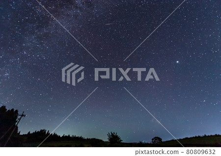 Starry view of the Milky Way in summer 80809632