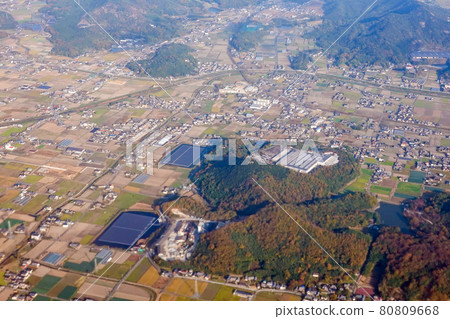 Immediately before landing at Takamatsu Airport, a panoramic view of the Sanuki Plain, a floating solar power plant on a pond 80809668