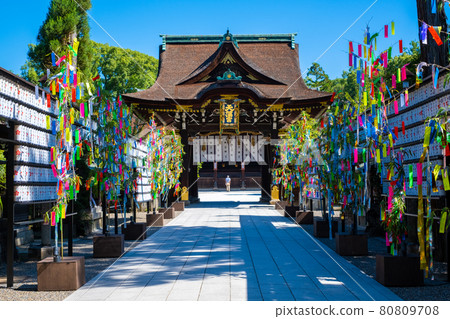 從正面看北野天滿宮(京都)的三公門 從正面看北野天滿宮(京都)的三公門 80809708