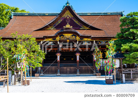 The main shrine of Kitano Tenmangu (Kyoto) seen from the front 80809709