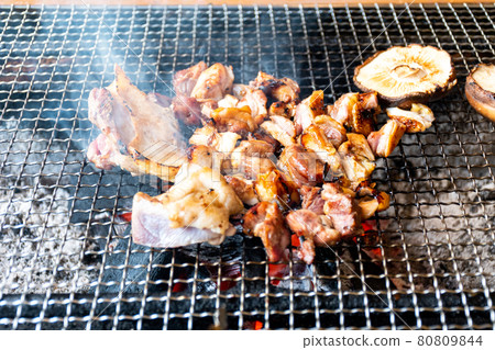 Charcoal-grilled local chicken and cut it into a size that is easy to eat. Charcoal-grilled local chicken and cut it into a size that is easy to eat. 80809844