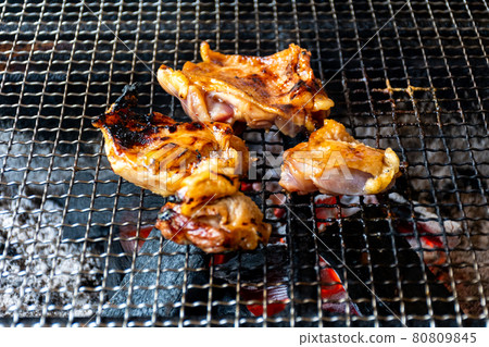 The chicken is browned over charcoal. Bake fresh chicken. 80809845