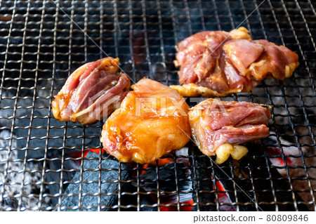 Charcoal-grilled chicken, grilled raw meat Charcoal-grilled chicken, grilled raw meat 80809846