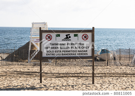 Swimming permitted between green flags only on a beach 80811005