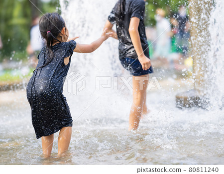 Children playing in the fountain 80811240