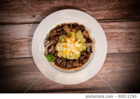 Recipe of sweetbread and lamb kidney with cocoa, leek whistles with almonds and oranges 80811290