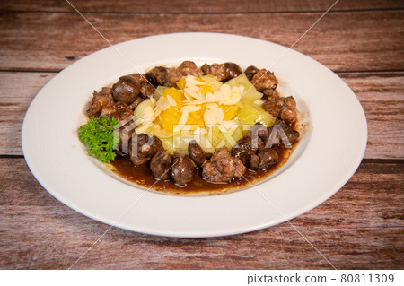 Recipe of sweetbread and lamb kidney with cocoa, leek whistles with almonds and oranges 80811309