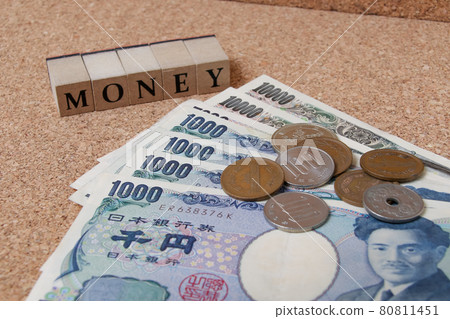 錢、鈔票、現金、字母、字母、郵票、日元、硬幣、錢、郵票、日元、鈔票 80811451