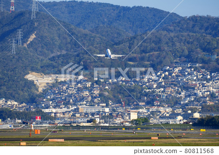 [Vehicle] Airplane taking off from Itami Airport 80811568