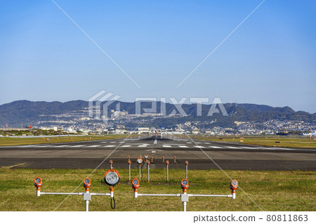 [Vehicles] Scenery of the Itami Airport runway (Senri River bank) 80811863