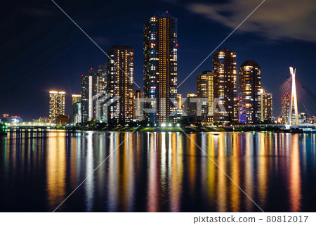 Tower apartment seen from Eidai Bridge 80812017
