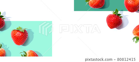 Fresh red strawberries overhead view 80812415