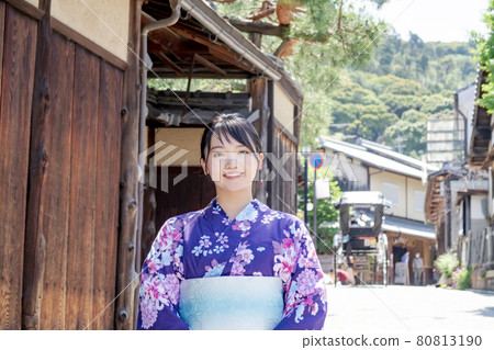 穿著浴衣在京都觀光的女性 80813190