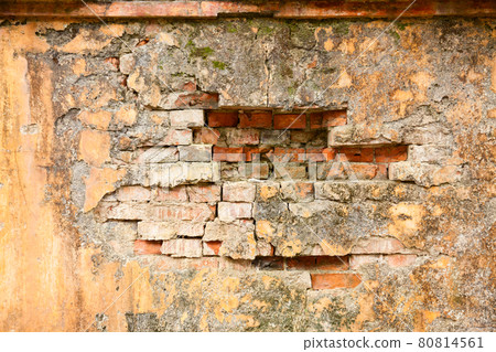 Cracked brick wall Cracked brick wall 80814561
